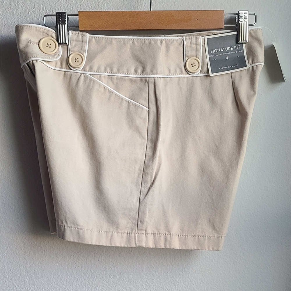 NWT Ann Taylor - Women's Creme/Tan Signature Fit Lower On Waist Shorts, Sz 4